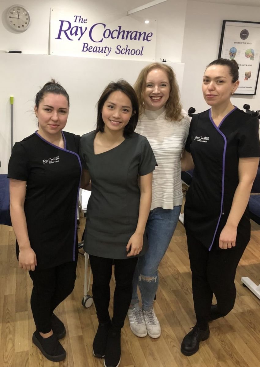 Giảng viên Tống Mỹ Linh bên các học viên  Ray Cochrane Beauty School 